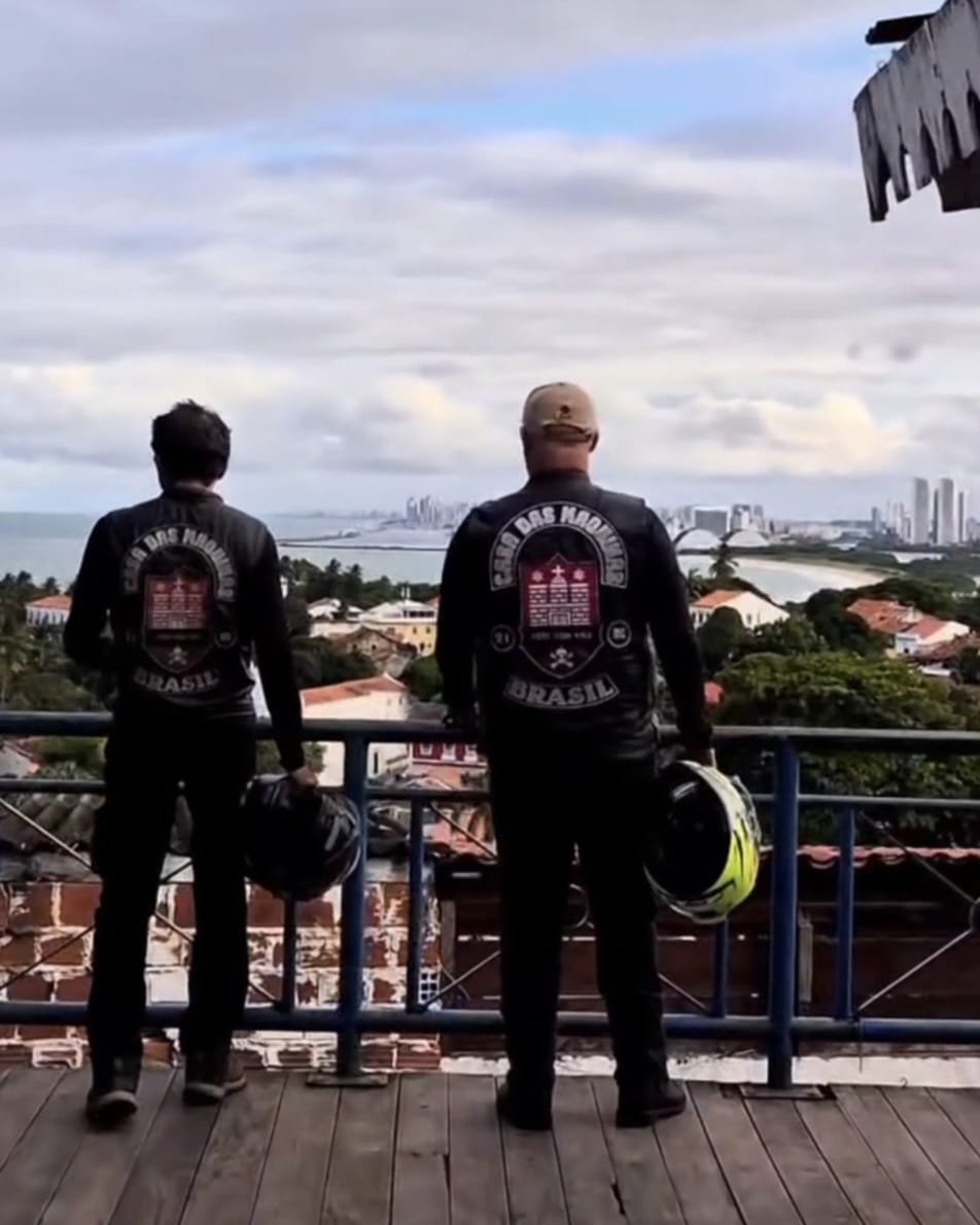 Dois irmãos e a vista da cidade · Encontros