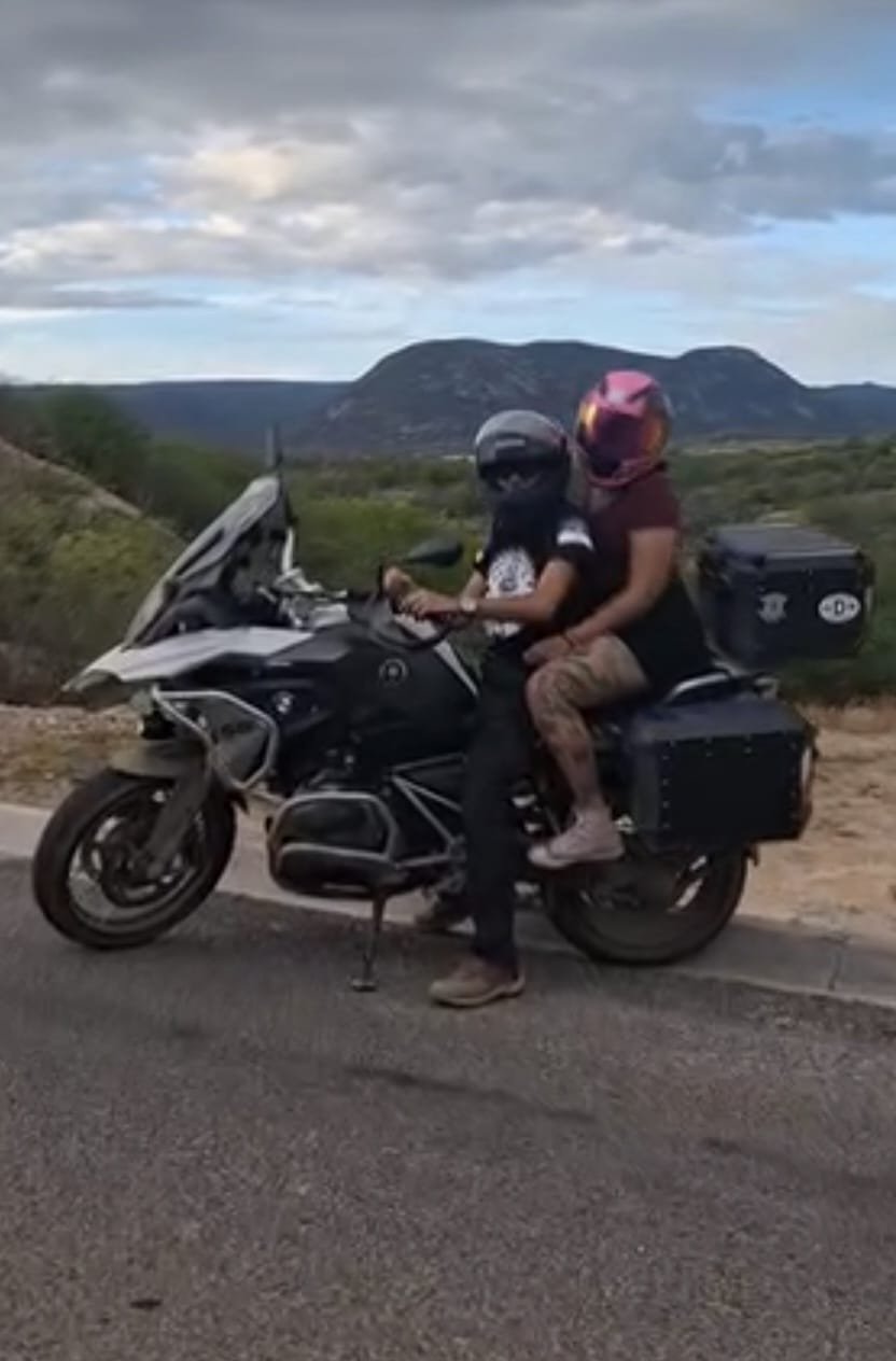Parada no sertão, com a serra ao fundo