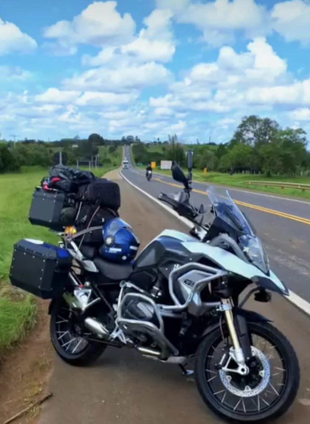 Estrada limpa e céu aberto