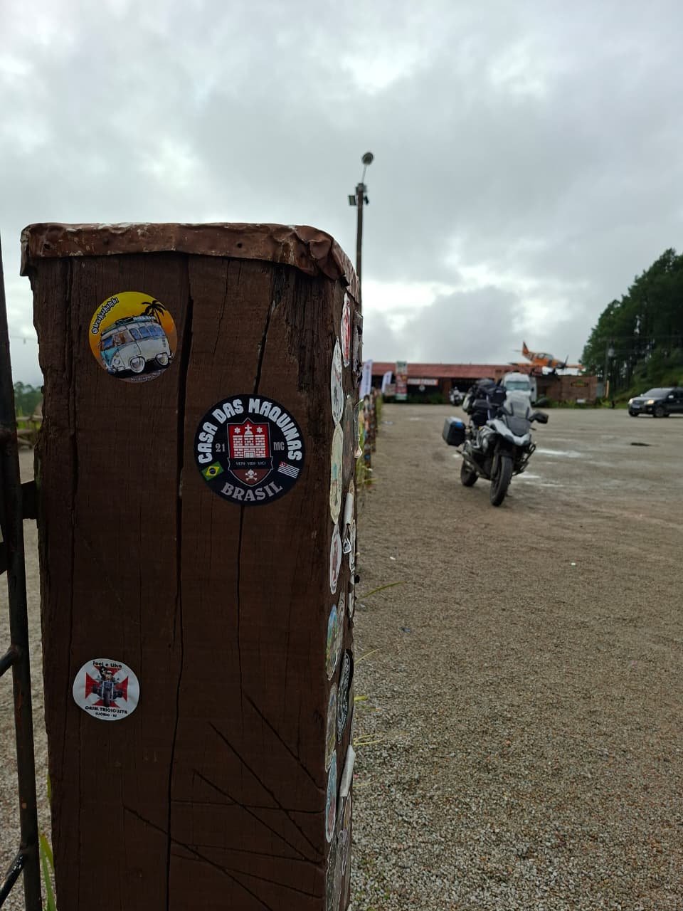 O brasão do clube fica na estrada