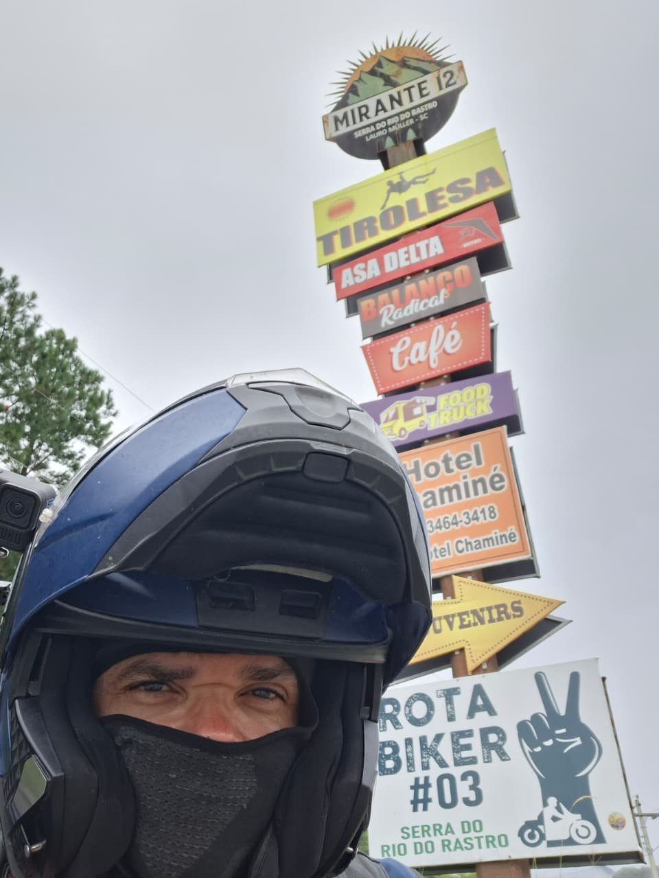 Capacete na cara, no alto da serra