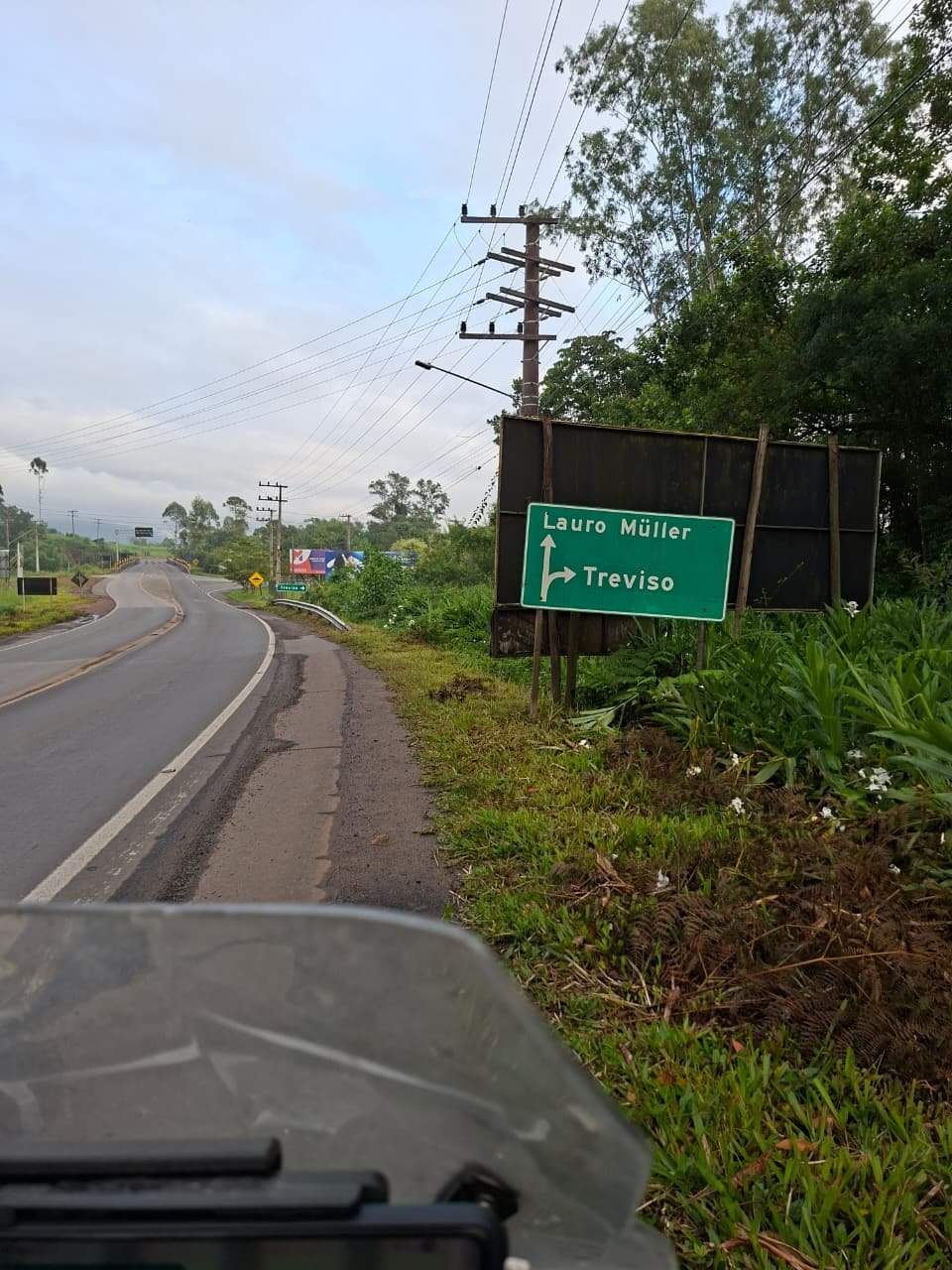 Conferindo o caminho na beira da pista