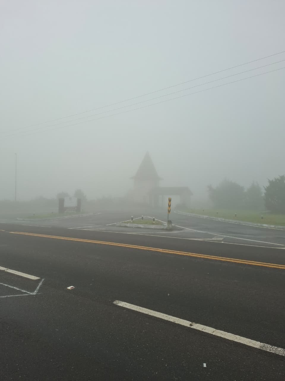 O portal aparecendo na neblina